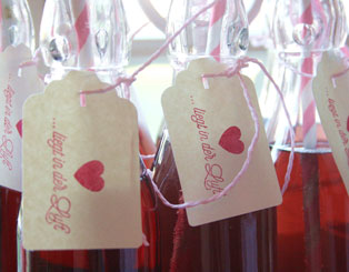 Event Dekoration: Cocktail zur Begrüßung der Gäste, in kleinen Flaschen mit Anhängern an rosé Kordel, mit einem herzlichem Text und passende Strohhalme in rosé/weiß gestreift